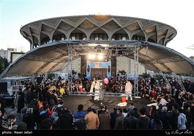 نمایش خیابانی سی و هشتمین جشنواره بین المللی تئاتر فجر در محوطه تئاتر شهر