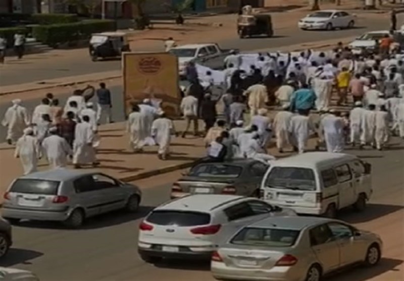 السودان.. خروج مظاهرات غاضبة رفضاً للقاء البرهان مع نتنیاهو