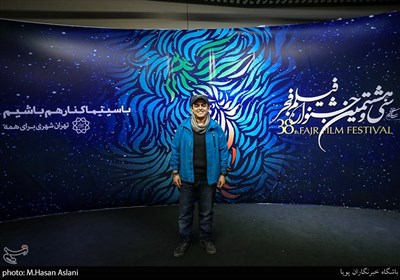 امیرمحمد متقیان مجری در هفتمین روز سی و هشتمین جشنواره فیلم فجر در پردیس چارسو