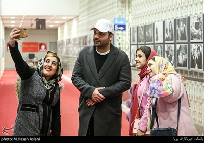 احسان علیخانی مجری در هفتمین روز سی و هشتمین جشنواره فیلم فجر در پردیس چارسو