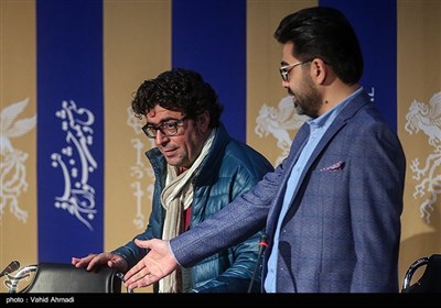 مجید برزگر تهیه کننده در نشست خبری فیلم دشمنان