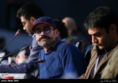علی درخشنده کارگردان در نشست خبری فیلم دشمنان