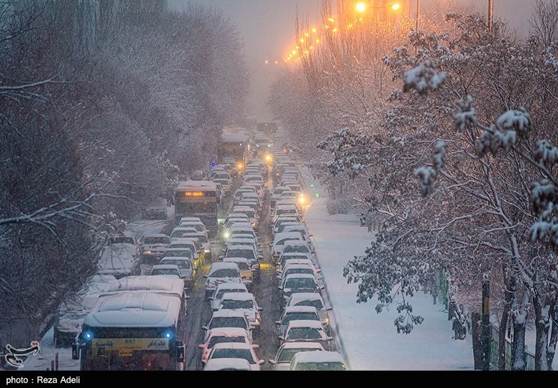 بارش برف در محورهای مواصلاتی مازندران؛ تعطیلی برخی مدارس استان