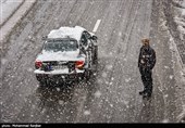 آزادراه قزوین-رشت همچنان مسدود است/بارش برف در جاده‌های 16 استان