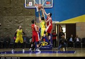 لیگ برتر بسکتبال|پیروزی نفت آبادان مقابل آویژه صنعت/ داورپناه 22 امتیاز گرفت