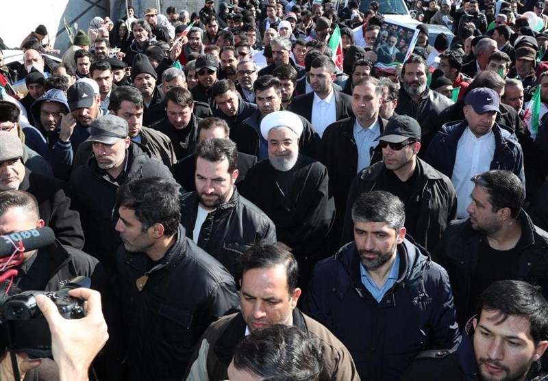 روحانی یشارک فی مسیرات ذکرى انتصار الثورة الاسلامیة