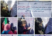 امضای طومار راهپیمایان در غرفه دانشگاه شریف برای تصویب قانون شفافیت آرای نمایندگان