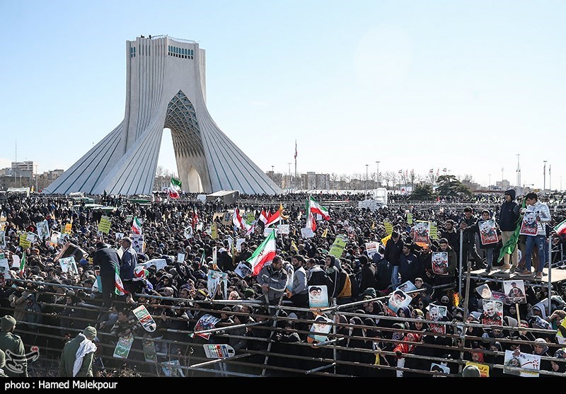 گزارش کامل از حضور پرشکوه مردم در چهل‌ویکمین یوم‌الله 22 بهمن/ انبوه تصاویر سپهبد سلیمانی در دست راهپیمایان تهرانی