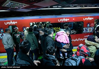 متروی تهران در ساعات آغازین راهپیمایی ۲۲ بهمن در تهران 