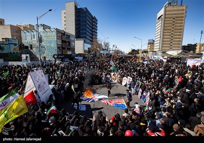 آتش زدن پرچم آمریکا در راهپیمایی ۲۲ بهمن در تهران 