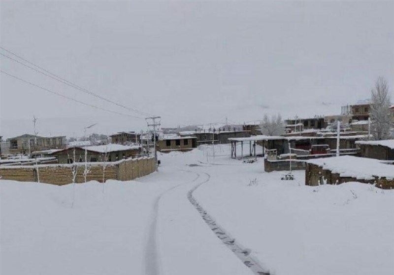 برف راه ارتباطی 250 روستای دلفان را مسدود کرد
