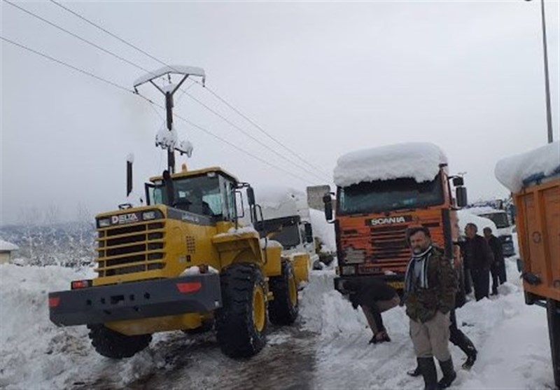 120 خودروی کمک‌دار سپاه گیلان به مردم آسیب‌دیده در برف امدادرسانی کردند