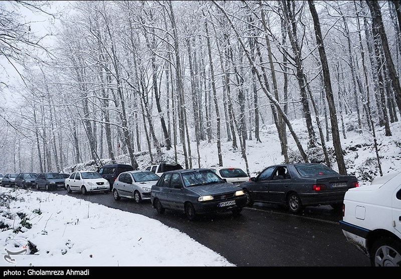 برف و باران در جاده‌های 8 استان/بارش برف در چالوس و هراز