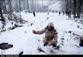 کردستان| تلاش نیروهای سپاه برای بازگشایی روستاهای محاصره در برف دیواندره/ توزیع بسته غذایی در میان مردم