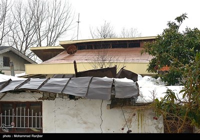 تخریب سقف منزل مسکونی در پی بارش شدید برف در استان گیلان