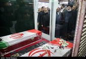 تابوت‌های شهیدان حاج قاسم سلیمانی و حسین پورجعفری در حسینیه بیت‌الزهرا(س) کرمان