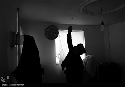 عین الله قسمتی از سقف خانه اش که توسط ریزش بهمن به آن خسارت جدی وارد شده به دوربین نشان میدهد. خانه او بیمه نیست و او برای جبران خسارتهای وارده نیاز به حمایت های دولت دارد.