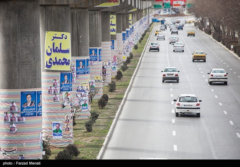 اصفهان| نصب آگهی‌های تبلیغاتی روی علائم راهنمایی و رانندگی خلاف قانون است