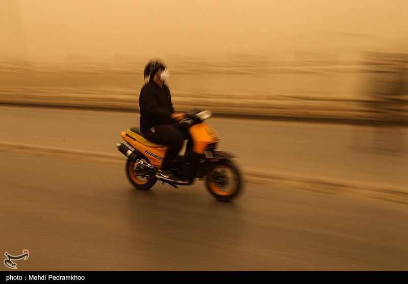 طوفان و گرد و خاک در محورهای استان خراسان‌جنوبی/ رانندگان احتیاط کنند