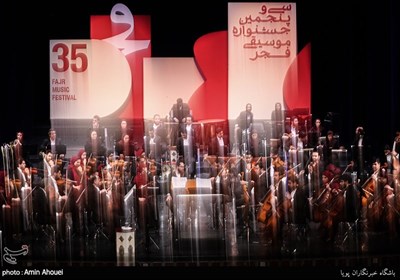 اجرای ارکستر ملی ایران به رهبری سهراب کاشف و خوانندگی سالار عقیلی در هفتمین شب سی و پنجمین جشنواره موسیقی فجر