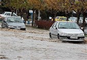 لغزندگی شدید خیابان‌های شهر خرم‌آباد؛ بارش سبب گره‌های ترافیکی شد