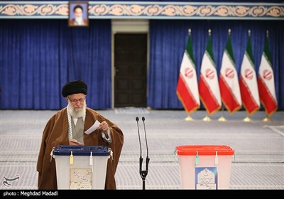 قائد الثورة الاسلامية يدلي بصوته في الانتخابات