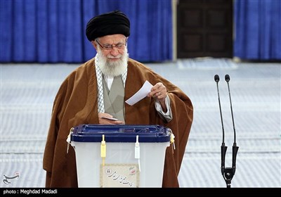 قائد الثورة الاسلامية يدلي بصوته في الانتخابات 