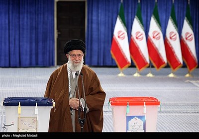 قائد الثورة الاسلامية يدلي بصوته في الانتخابات 