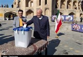 انتخابات ایران|‌ استاندار اصفهان رأی خود را به صندوق انداخت + تصویر