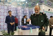 انتخابات ایران| فرمانده سپاه ثارالله استان کرمان رای خود را به صندوق رای انداخت+عکس