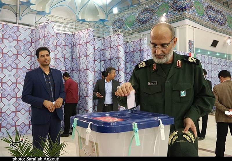 انتخابات ایران| فرمانده سپاه ثارالله استان کرمان رای خود را به صندوق رای انداخت+عکس