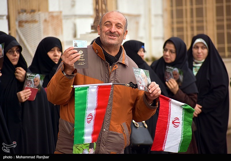 man voting in Gilan