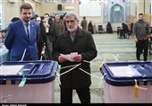 قائد فیلق القدس یدلی بصوته فی الانتخابات+صور