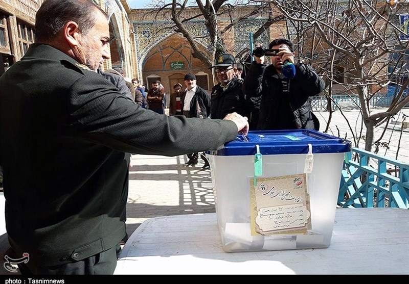انتخابات ایران| فرمانده انتظامی کردستان رأی خود را به صندوق انداخت+تصاویر