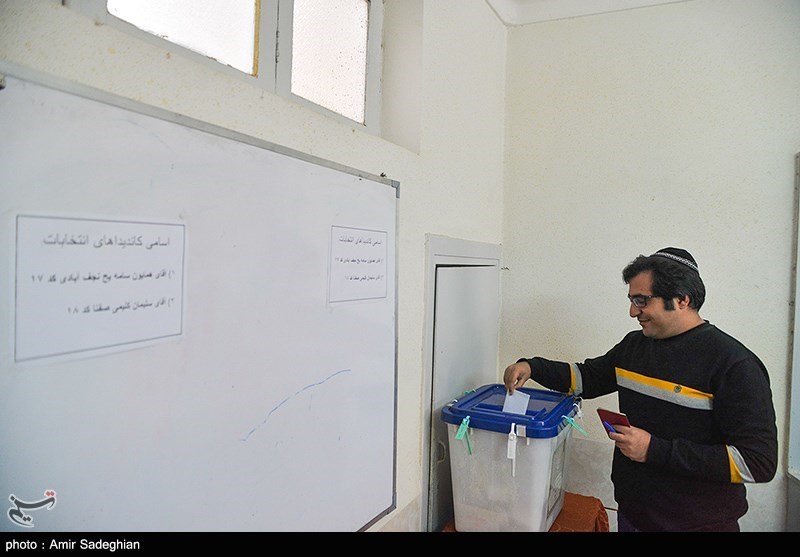 A Jewish man cast his vote in Shiraz