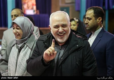 محمد جواد ظریف و همسرش در حسینه جماران