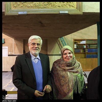 محمدرضا عارف و همسرش در حسینه جماران