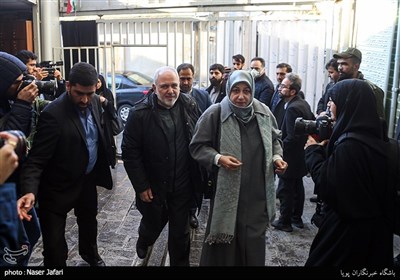 محمد جواد ظریف و همسرش در حسینه جماران