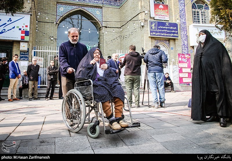 elderly couple voting 