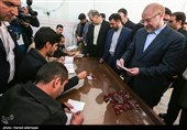 محمدباقر قالیباف  کاندیدای یازدهمین دوره انتخابات مجلس شورای اسلامی در مسجد خاتم‌الانبیاء شهرک واوان اسلامشهر در محل اخذ رای