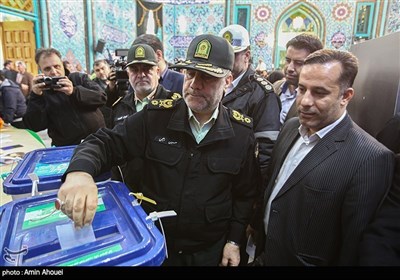 حضورسردار حسین رحیمی فرمانده نیروی انتظامی تهران در پای صندوق رای در یازدهمین دوره انتخابات مجلس شورای اسلامی و میان‌دوره مجلس خبرگان