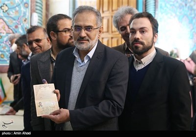 سیدمحمد حسینی در پای صندوق رای در یازدهمین دوره انتخابات مجلس شورای اسلامی و میان‌دوره مجلس خبرگان