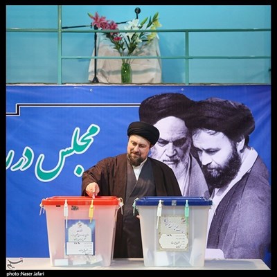 حضور حجت الاسلام سید حسن خمینی در پای صندوق رای در یازدهمین دوره انتخابات مجلس شورای اسلامی و میان‌دوره مجلس خبرگان