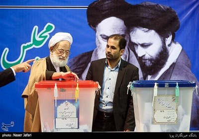 حضور آیت الله محمد امامی کاشانی در پای صندوق رای در یازدهمین دوره انتخابات مجلس شورای اسلامی و میان‌دوره مجلس خبرگان