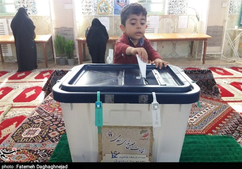 گزارش ویدیویی تسنیم از متن و حاشیه انتخابات پرشور در تبریز/از متولدین 88 تا 99 ساله‌ها در پای صندوق‌های رای + فیلم