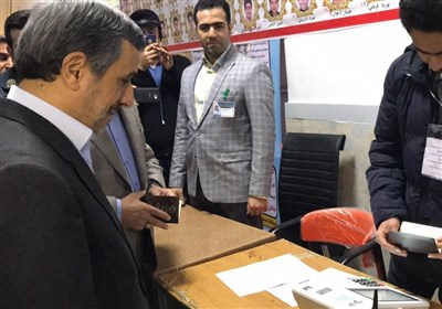  احمدی نژاد رأی خود را به صندوق انداخت 
