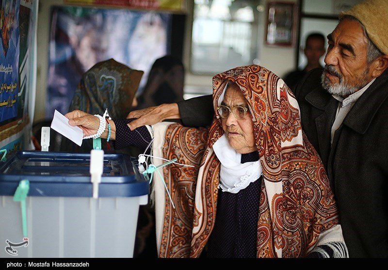 An elderly couple votes in Hamedan