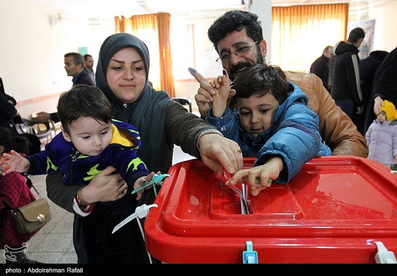 A family votes in Hamedan