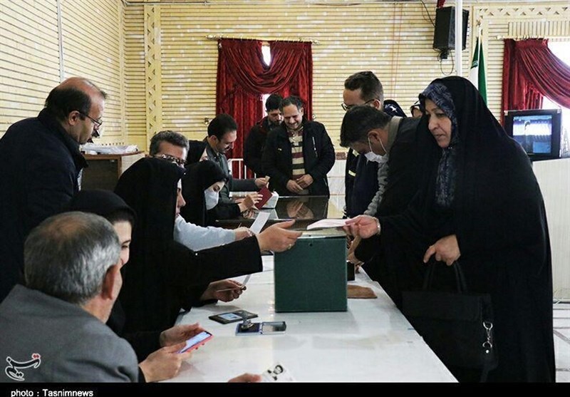 انتخابات ایران| با پایان یافتن مهلت انتخابات در اصفهان، فقط مراجعان داخل شعب می‌توانند رای بدهند‌