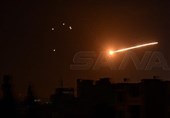 مقابله پدافند ارتش سوریه با پهپادهای دشمن در آسمان حماه